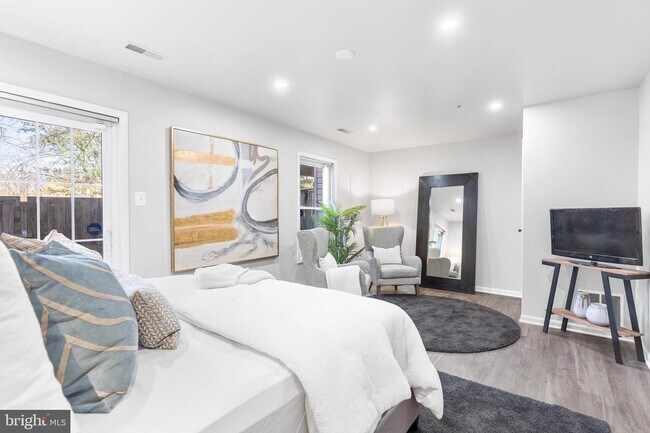 Building Photo - 7820 Somerset Ct