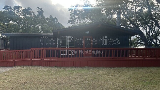 Building Photo - 537 Tamarack Dr