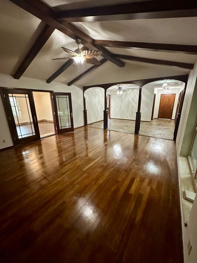 Building Photo - Immaculate major remodeled executive home ...