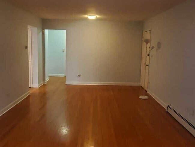 Building Photo - 1643 W Sherwin Ave