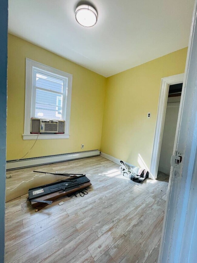 Building Photo - 97-11 Cresskill Pl