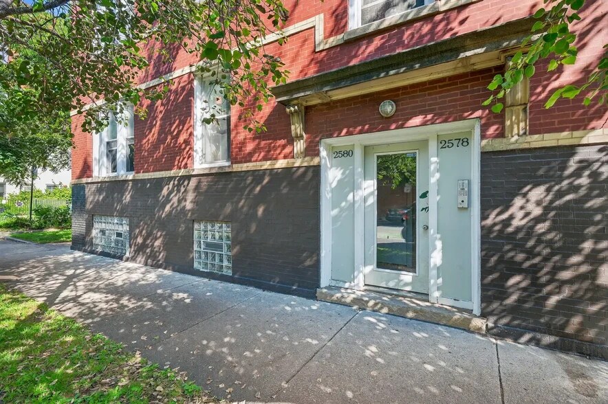 Building Photo - 2578 W Lyndale St