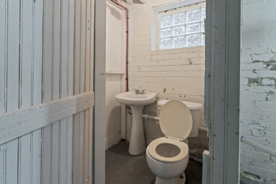 Building Photo - 17614 Roselawn St