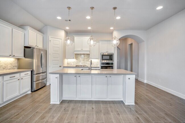 Building Photo - 7845 Charter Hill Dr