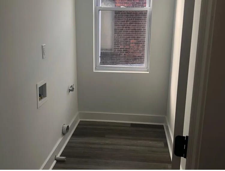 Building Photo - 2124 E Somerset St