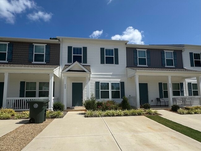 Building Photo - Three bedroom 2 1/2 bath townhome minutes from I 85 and historic downtown