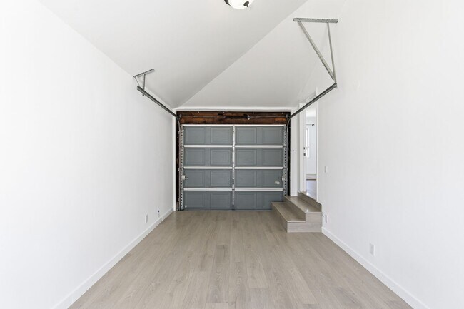 Building Photo - Beautiful modern 3 Bed + 2 Bath House + Den/Office & Backyard