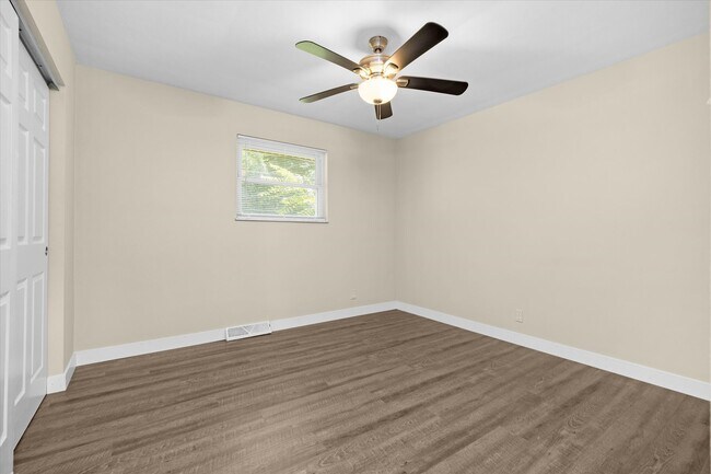 Building Photo - 8 Manor Dr