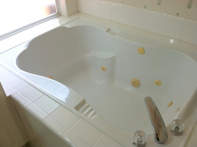Jettet tub - 6206 Salcon Cliff Dr