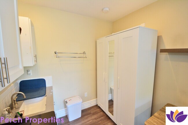 Building Photo - 5955 Hillview Park Ave