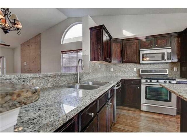 Building Photo - Amazing 3 bedroom 2 bath home is West El P...
