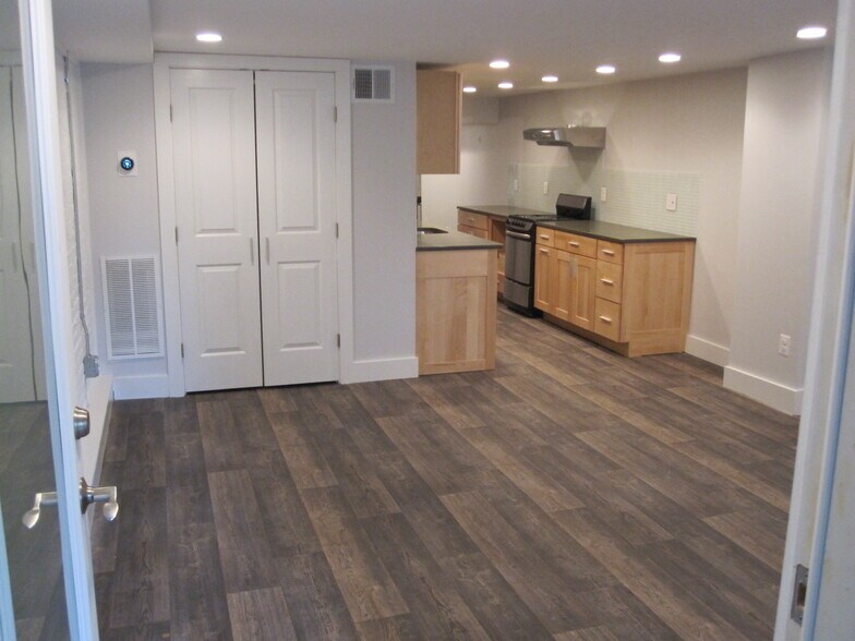 Building Photo - 1658 Monroe St NW