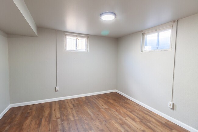 Building Photo - 804 Cahill Dr