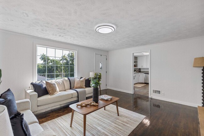 Building Photo - Benson Beauty!