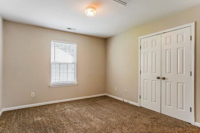 Building Photo - 4001 Laurel Glen Dr