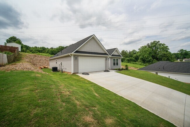 Primary Photo - Lovely 3 BR, 2 BA Ranch Home, 2 Car Garage...