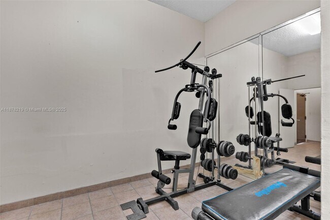 Building Photo - 13951 Kendale Lakes Cir