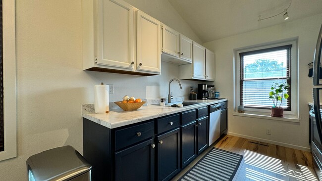 Building Photo - $1,800 | 3 Bedroom, 2 Bathroom Town Home |...