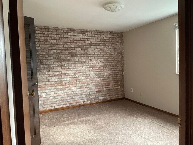 Building Photo - 2 Bedroom Townhome in Moon