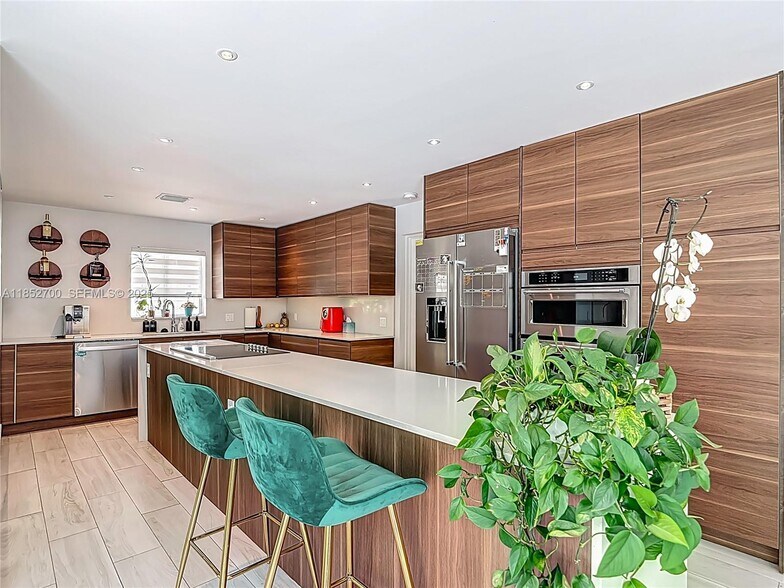 Building Photo - 10825 Peachtree Dr