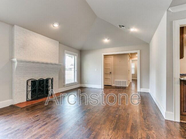 Building Photo - 9631 Stratford Dr