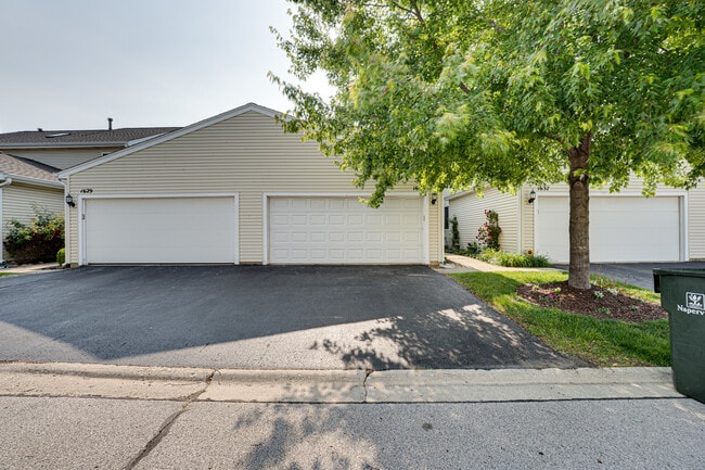 Building Photo - 1633 Hilton Head Dr
