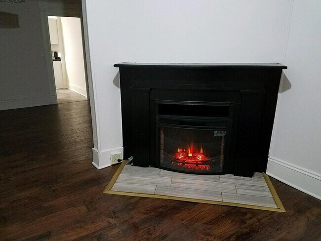Building Photo - 3 Bedroom 2 Full Bath TownHouse with 2 car tandem  Parking for Rent