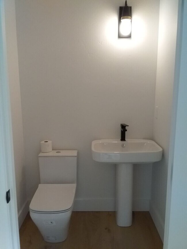 Building Photo - Completely remodeled 3 bed 2.5 bath single...