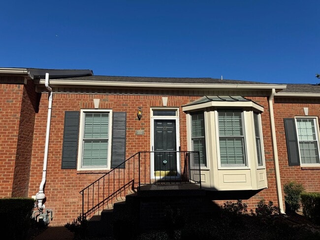 Building Photo - 2BR Bellevue Townhome