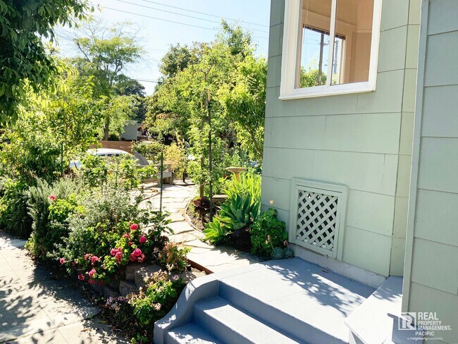 Building Photo - Spacious 4 Bedroom / 1.5 Bath near UC Campus