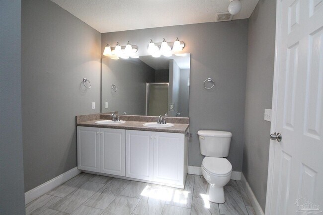 Building Photo - 2437 Gulf Breeze Ave