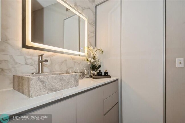 Building Photo - 4485 Carambola Cir N