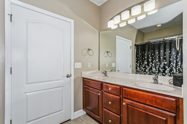 Building Photo - Four Bedroom with Outdoor Kitchen in Shalimar