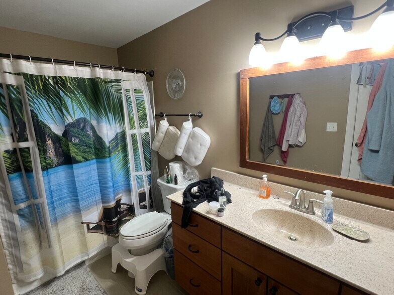 Building Photo - 136 14th St NE