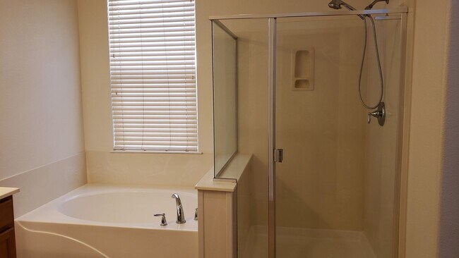 Building Photo - ONLY $2,250 PER MONTH FOR THIS SPACEIOUS 2 BEDROOM, 2 BATHROOM CONDO WITH GARAGE IN THE DAMONTE R...