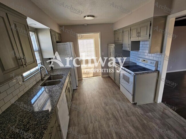 Building Photo - 1600 W Elm Terrace