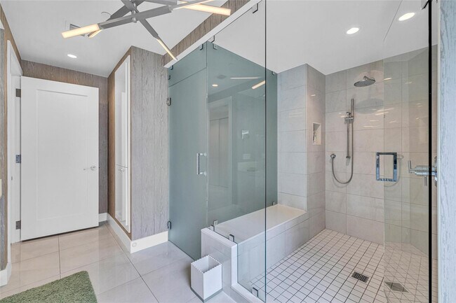 Building Photo - 100 E Las Olas Blvd