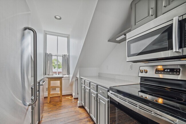 Building Photo - Available Now! Georgetown! Professionally Managed High End 1 Bed/ 1 Bath Condo