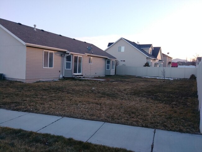 Building Photo - 821 N Buffalo Dr