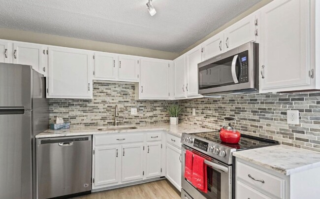 Building Photo - Renovated Herndon Condo
