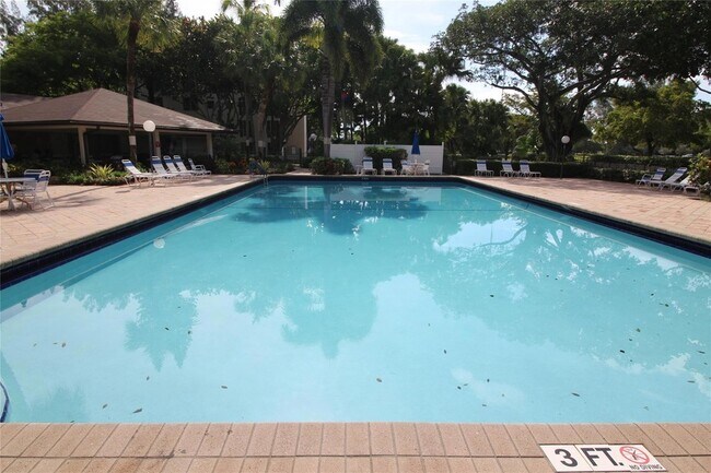 Building Photo - 3151 S Palm Aire Dr