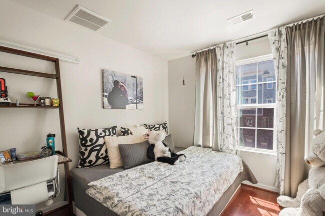 Building Photo - 42642 Burbank Terrace