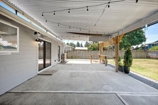 Building Photo - Beautiful Steilacoom Home with Private ADU, Covered Patio, Bonus Gym & A/C!