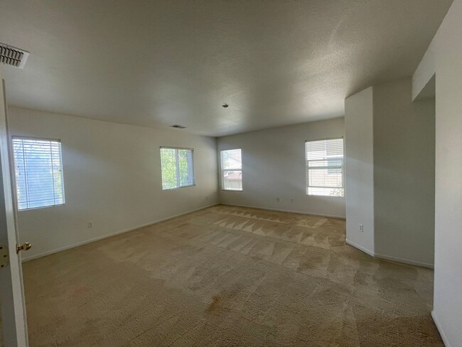 Building Photo - Large house! 5 Bedrooms and a loft!