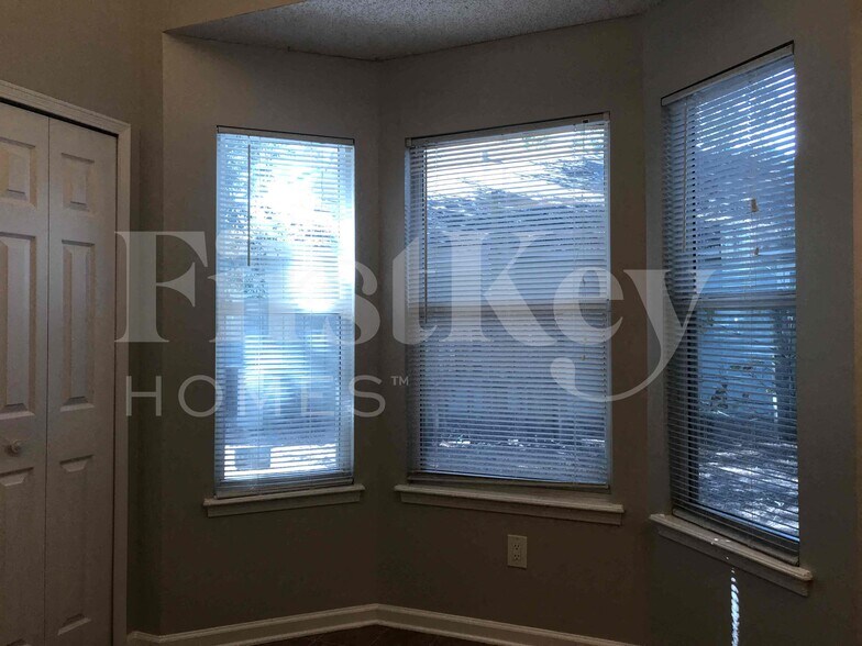 Building Photo - 7852 Catskills Ct