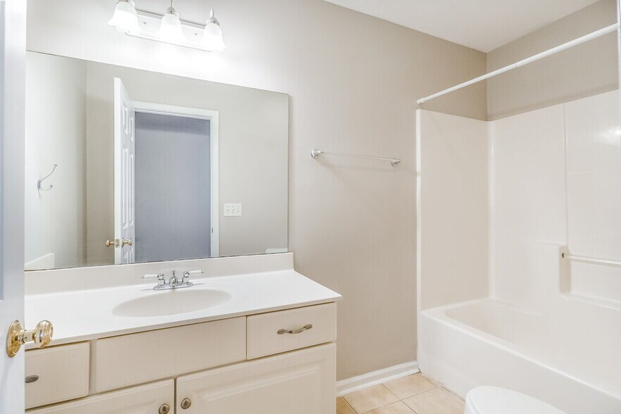 Building Photo - 2137 Aberdeen Cir