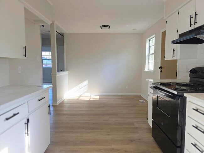 Building Photo - 5505 Crescent Dr