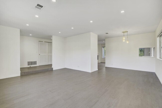 Building Photo - 312 N Alamo Dr