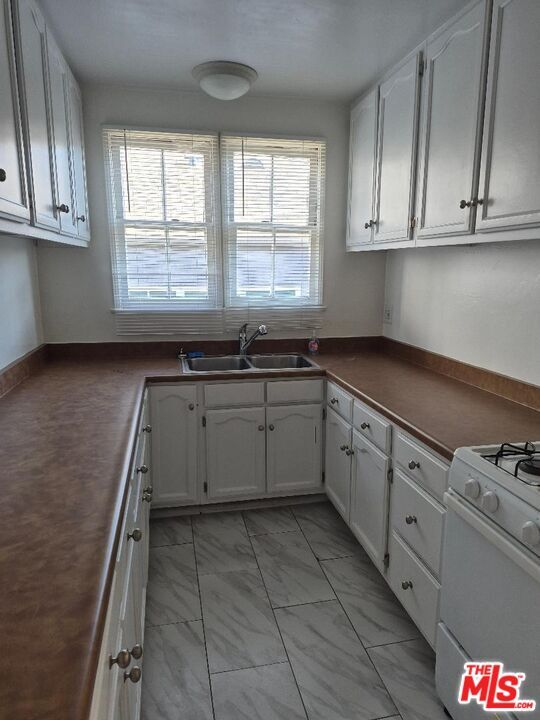 Building Photo - 8551 Holloway Dr