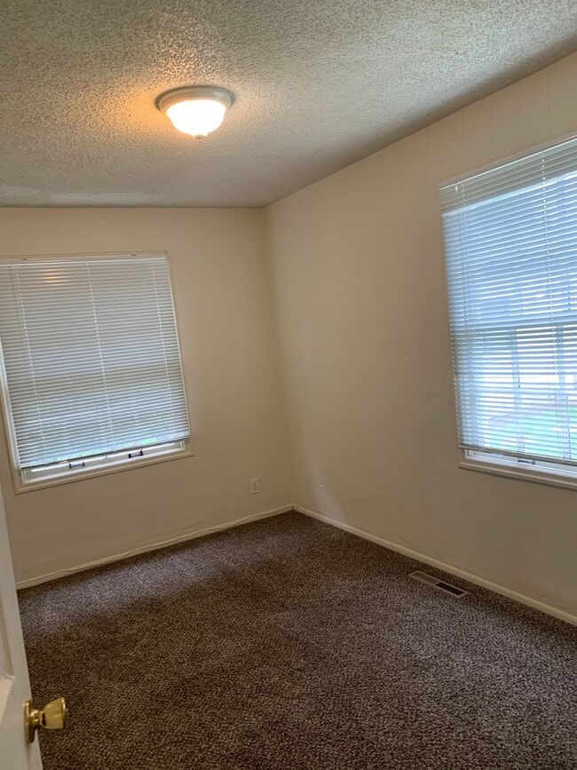 Building Photo - Updated 4 Bedroom ~ 1 Bathroom House Near ...